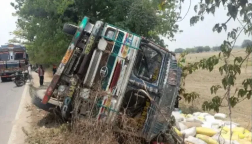 बलिया : गेहूं ले जा रहा ट्रक पलट गया, लेकिन चालक व एक सहायिका बाल-बाल बच गए