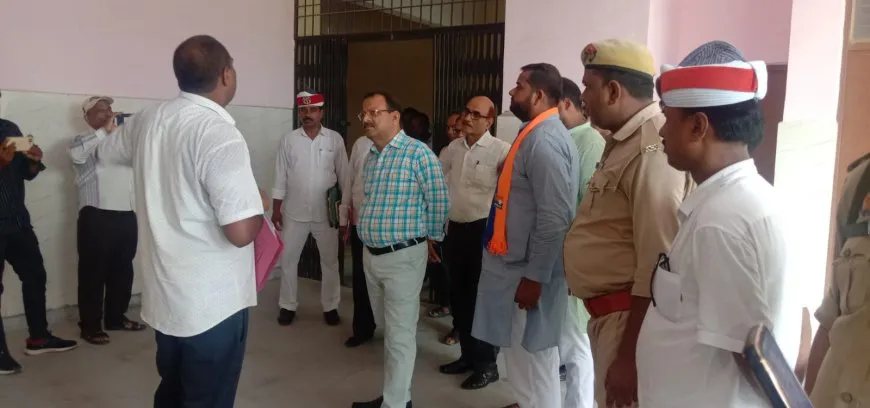 Ballia News: कलेक्टर ने बलिया स्थित ईवीएम एवं वीवीपैट उपकरण की जांच की।