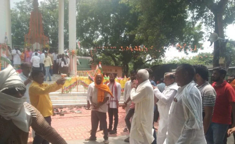 बैरिया शहीद स्मारक पर बलिया के कोने-कोने से आए श्रद्धालुओं ने अपने शहीदों को किया नमन