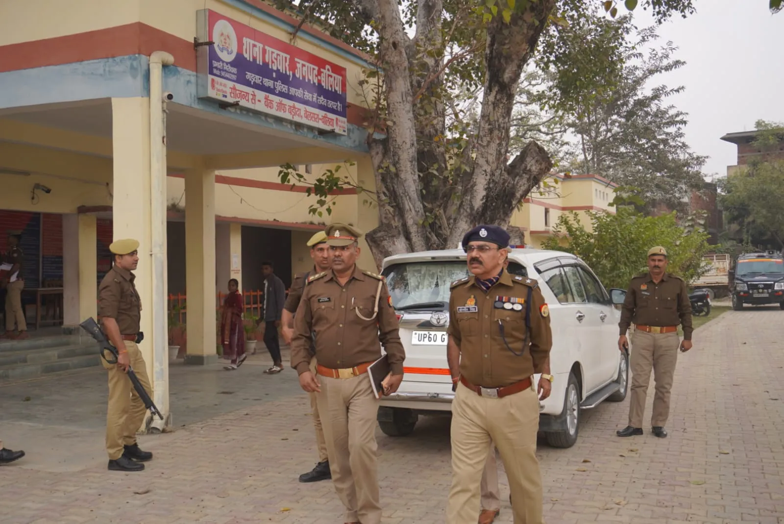 बलिया: पुलिस अधीक्षक ओमवीर सिंह ने थाना गड़वार का किया औचक निरीक्षण, दिए आवश्यक दिशा-निर्देश