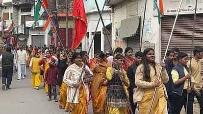 मऊ में शोभा यात्रा बनी आकर्षण का केंद्र, मनोहारी झांकियों ने मोहा सबका मन