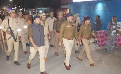 बलिया: एसपी ने पुलिस बल के साथ किया फ्लैग मार्च, सुरक्षा और कानून व्यवस्था पर विशेष फोकस