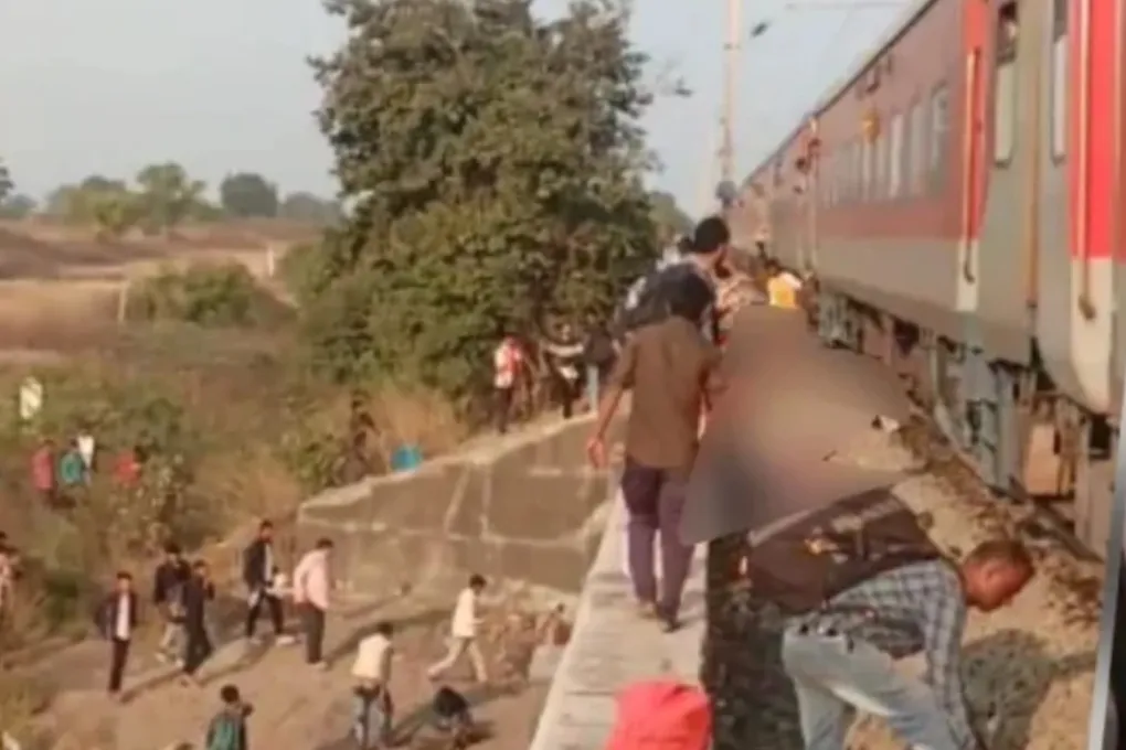 Pushpak Express Train Accident: महाराष्ट्र में बड़ा हादसा, आग की अफवाह से कूदे यात्री दूसरी ट्रेन की चपेट में आए, 11 की मौत