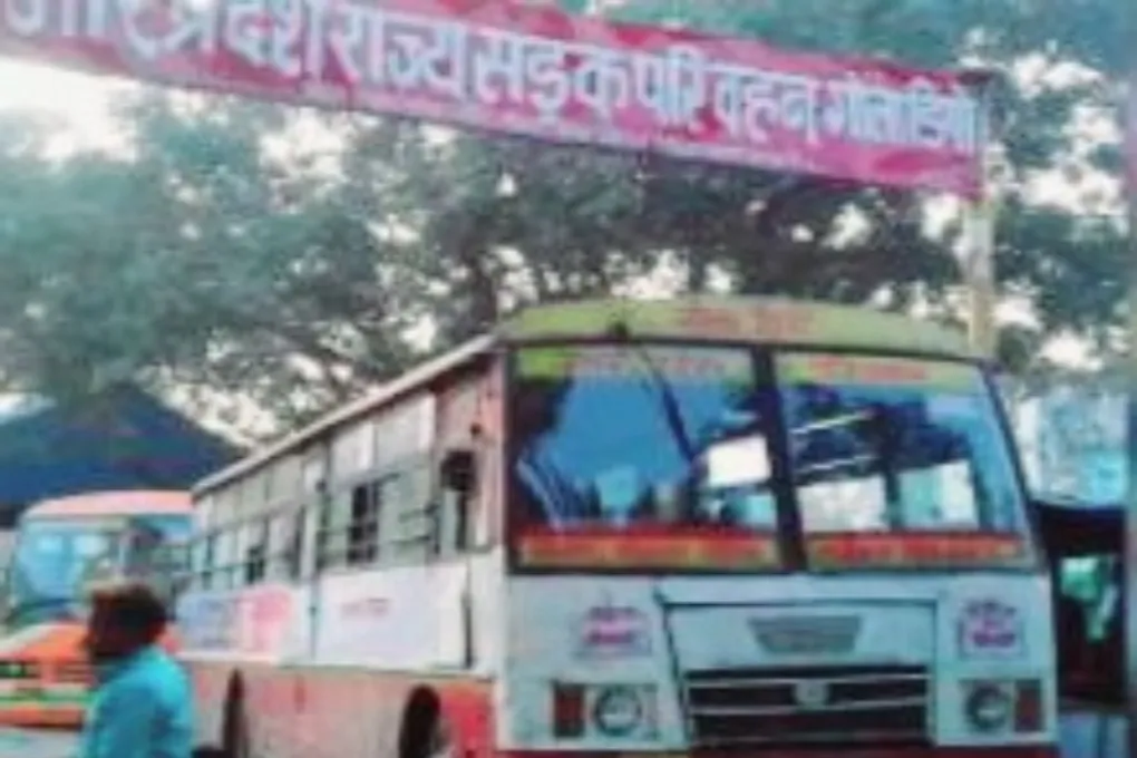 Lakhimpur Kheri News: इन रूटों के यात्रियों की बढ़ेगी परेशानी, महाकुंभ के लिए गोला डिपो की 83 बसें रवाना