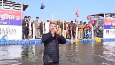 Prayagraj News: डीजीपी प्रशांत कुमार ने संगम में लगाई डुबकी, मां गंगा की पूजा-अर्चना की