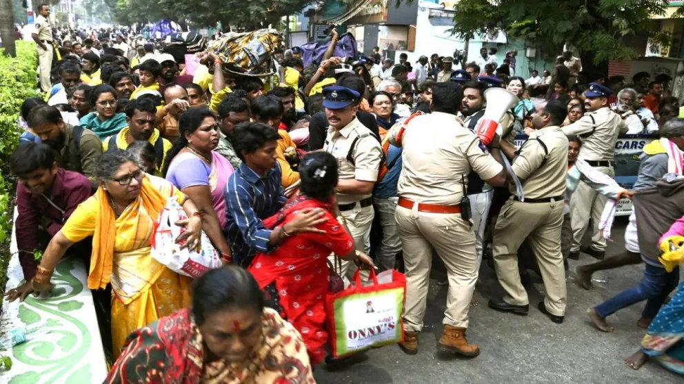 Tirupati Temple Stampede: तिरुपति बालाजी मंदिर में भगदड़, 6 श्रद्धालुओं की मौत