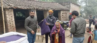 बलिया: कुंवर सत्यपाल सिंह ने सैकड़ों जरूरतमंदों को वितरित किए कंबल