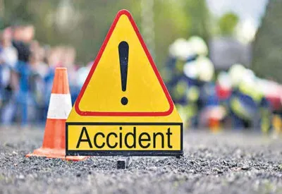 Gujarat Road Accident: भरूच में ट्रक से टकराई कार, तीन की मौत, चार घायल