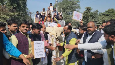 Ballia News: बलिया में खड़गे की अभद्र टिप्पणी पर आक्रोश, पुतला दहन कर जताया विरोध