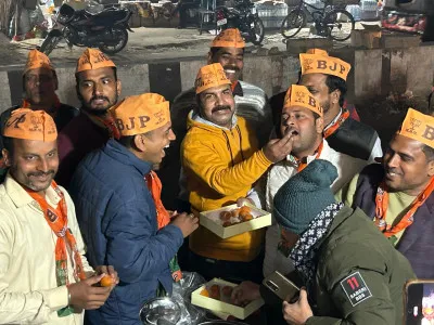 दिल्ली और मिल्कीपुर में भाजपा की जीत पर बलिया में जश्न, कार्यकर्ताओं ने की आतिशबाजी