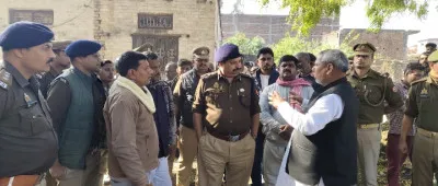 Ballia News: बलिया डबल मर्डर केस, डीआईजी ने लिया घटनास्थल का जायजा, दरोगा समेत चार पुलिसकर्मी निलंबित, 11 हमलावरों पर केस दर्ज