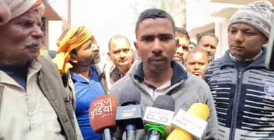 Ballia News: बलिया ब्लाइंड मर्डर केस, मां-बाप का शव देख फफक पड़ा फौजी बेटा, चिता को मुखाग्नि देते वक्त कांप उठे हाथ