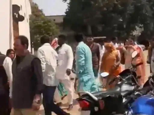 Ballia News: बलिया नगर पालिका में भ्रष्टाचार को लेकर सभासदों का हंगामा, ईओ और अध्यक्ष पर गंभीर आरोप