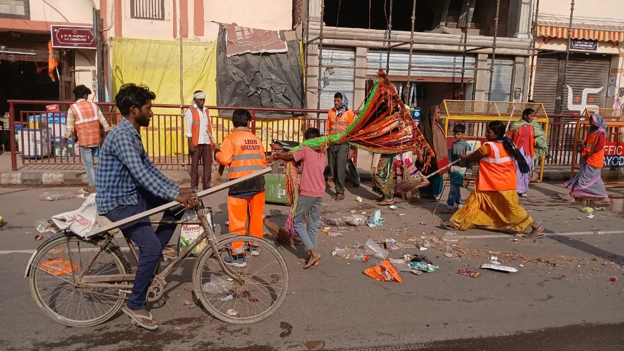 Ayodhya News: वेतन न मिलने से नाराज सफाई कर्मियों का हंगामा, सड़क पर फेंका कूड़ा