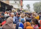 Raebareli News: दुकान के बाहर किसान का शव मिलने से सनसनी, चाकू रखकर छोड़ा हत्यारा, ग्रामीणों में आक्रोश