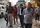 Ballia News: अतिक्रमण के खिलाफ प्रशासन की सख्ती, बुलडोजर के साथ सड़क पर उतरे अफसर