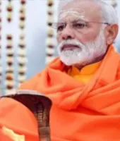 Prayagraj News: PM मोदी ने त्रिवेणी संगम में लगाई आस्था की डुबकी, मंत्रोच्चार के बीच किया स्नान-ध्यान