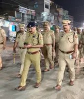 Ballia News: अलर्ट मोड में बलिया पुलिस, एसपी के नेतृत्व में पैदल गश्त, दिया अमन का संदेश