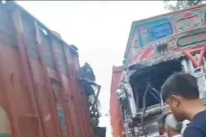 Ballia Road Accident: दो ट्रकों की आमने-सामने टक्कर में एक ट्रक चालक गंभीर रूप से घायल, घंटों तक रहा जाम