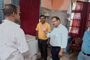 Ballia News: बलिया डीएम ने रसड़ा सीएचसी का किया औचक निरीक्षण, 12 कर्मचारियों का रोका वेतन, लगाई फटकार