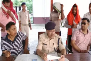 बक्सर: घर में चल रहा था देह व्यापार;  पुलिस ने कमरा खुलवाया तो रह गए हैरान, संचालिका समेत छह को गिरफ्तार कर लिया