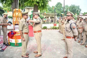 पुलिस अधिकारियों व कर्मचारियों को उत्कृष्ट सेवा के लिए सम्मानित किया गया