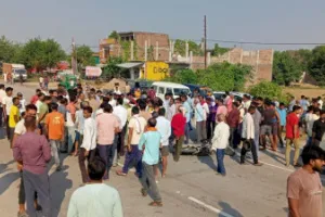 Kanpur Dehat: बस की टक्कर से बेटे की मौत...बाइक सवार भाई-पिता भी गंभीर, चालक फरार, लोगों ने हाईवे जामकर किया हंगामा