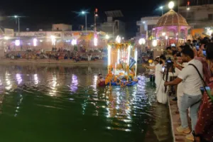 Sharad Purnima 2024: शरद पूर्णिमा के दिन चंद्रमा से हुई अमृत वर्षा, निकली झांकियां 