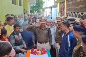 Etawah: सीआरपीएफ जवान की हृदयगति रुकी, हुए शहीद, गांव पहुंचा पार्थिव शरीर, गमगीन हुए हजारों लोग