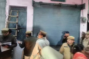 बुलंदशहर: सट्टा माफिया त्रिलोक चंद्र के तीन मकानों को पुलिस ने किया कुर्क