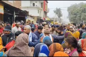 Raebareli News: दुकान के बाहर किसान का शव मिलने से सनसनी, चाकू रखकर छोड़ा हत्यारा, ग्रामीणों में आक्रोश